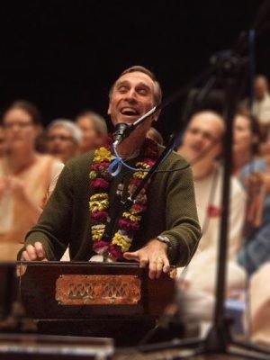 bada-hari-chanting-kirtan